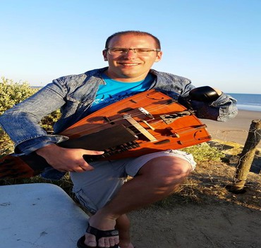 photo de kevin dalot a la plage avec sa vielle electro